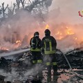 Incendio all'azienda di stoccaggio rifiuti,  Arpa Puglia: «Nessuna criticità nella qualità dell'aria a Modugno»