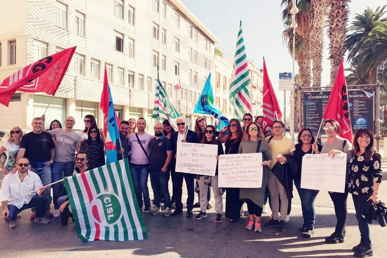Il sit-in Transcom in piazza Prefettura a Bari. <span>Foto Pagina Facebook Uilcom Bari Puglia</span>