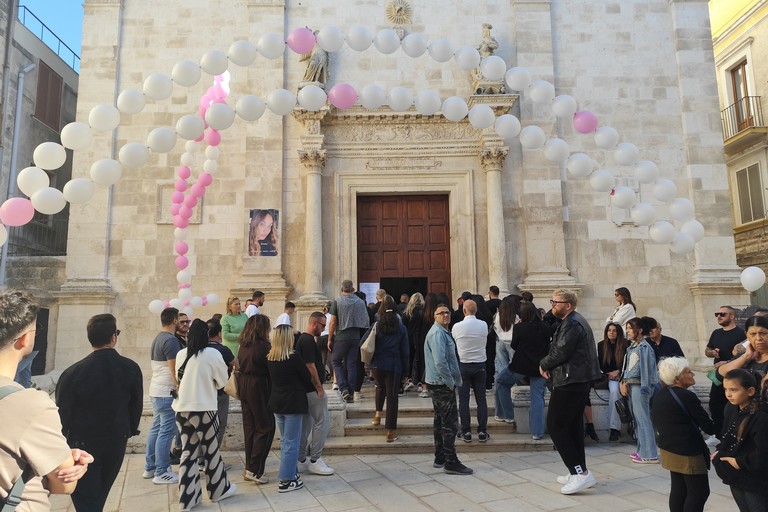 Lacrime e palloncini per l'addio a Greta in chiesa Matrice a Modugno