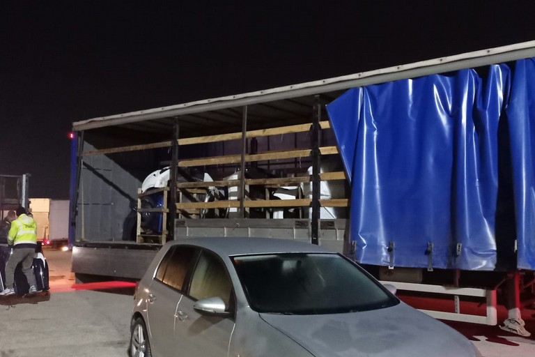 Il bilico sequestrato dai Carabinieri