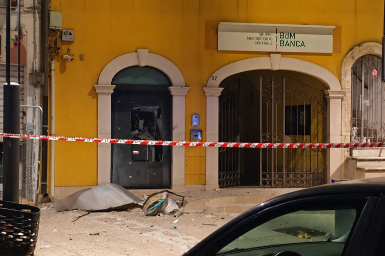 Il bancomat della Banca del Mezzogiorno di piazza Garibaldi