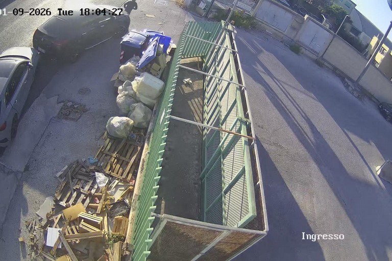 Il furto ripreso da una telecamera di videosorveglianza