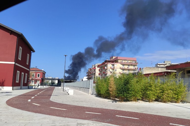 Incendio nella zona industriale di Modugno