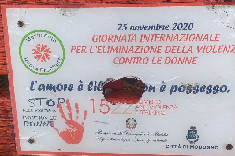 La targa vandalizzata