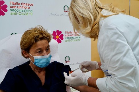 L'avvio della campagna vaccinale anti-Covid al policlinico di Bari