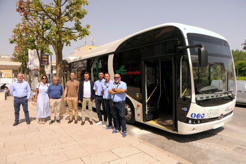 Modugno, Miccolis lancia il primo autobus 100% elettrico: parte la sperimentazione