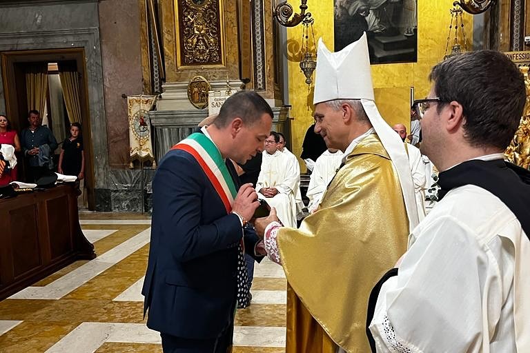 Il sindaco di Modugno con il cardinale Prevost