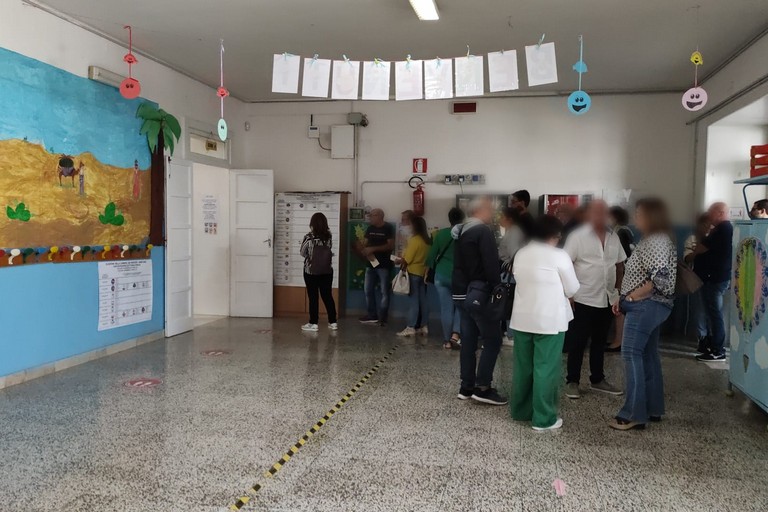 Un seggio in provincia di Bari