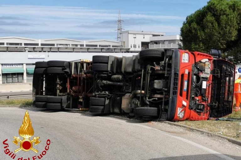 camion si ribalta sulla SS96