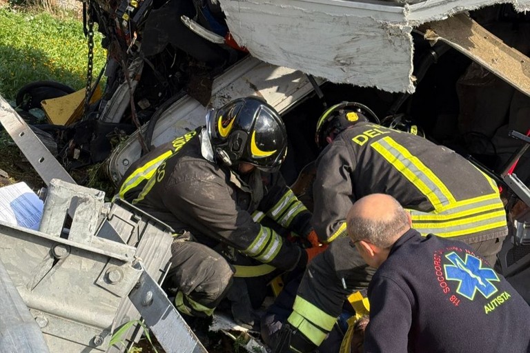 Camion si ribalta all'uscita A14 a Modugno, salvato l'autista