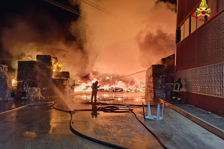 Vasto incendio in una azienda di stoccaggio dei rifiuti tra Modugno e Palo del Colle