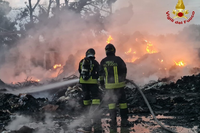 Incendio all'azienda di stoccaggio rifiuti